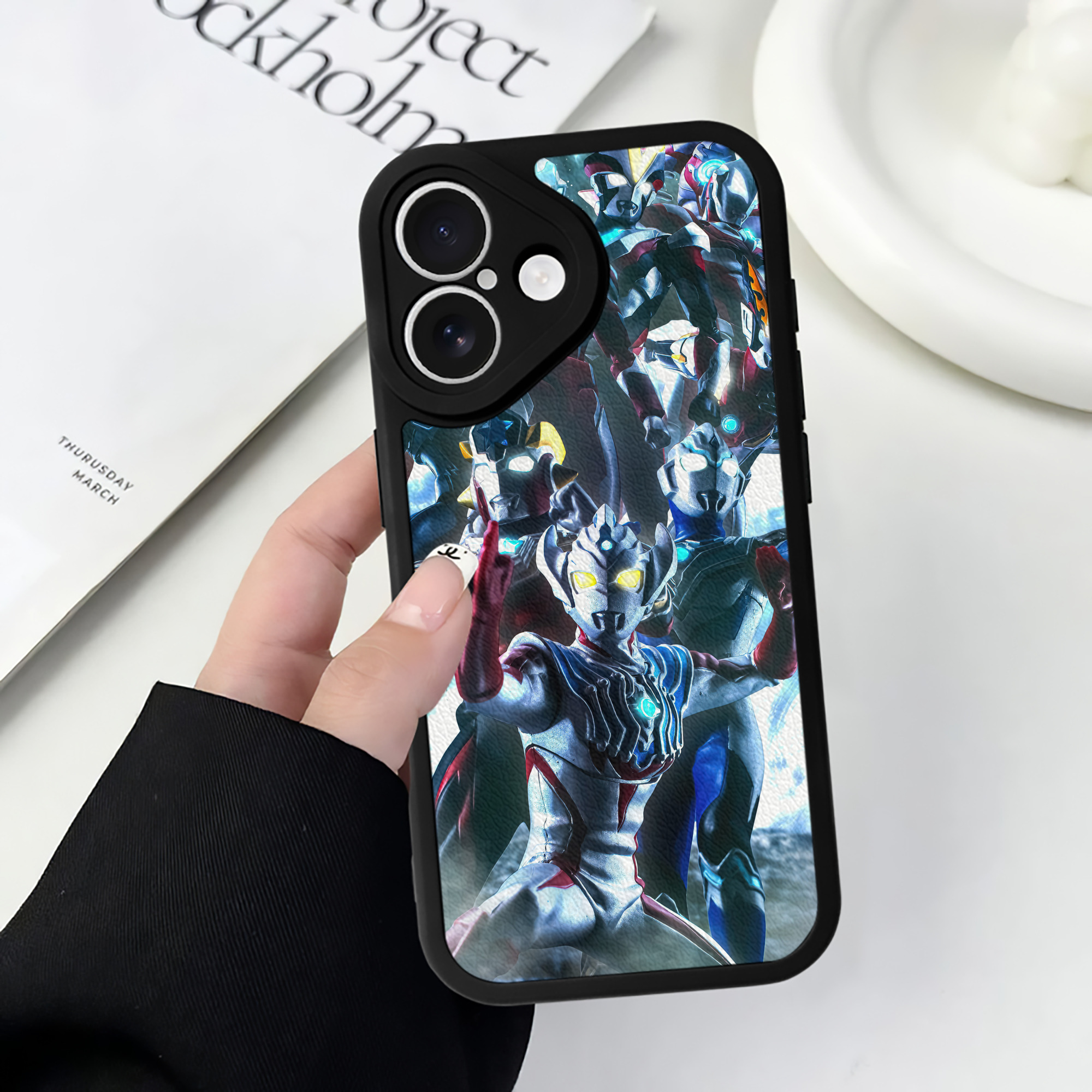 （画像用） ウルトラマン Ultraman 【iPhone 16シリーズ対応】シリコンスマホケース（レザー調） 材質：シリコン